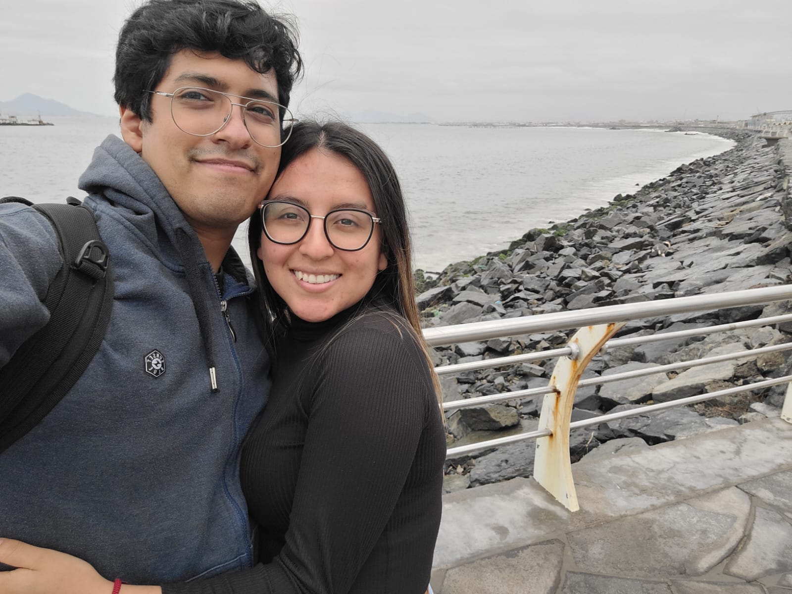 Angie y Felipe en el malecón de Chimbote